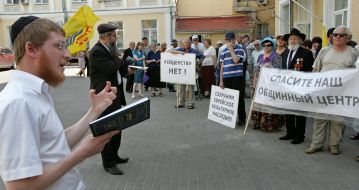 The rabbi read a prayer