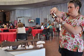 Жінка фотографує сало в шоколаді