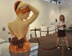 Відвідувачка свята шоколаду роздивляється скульптури