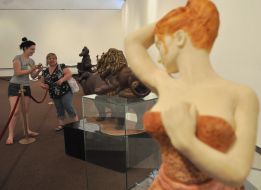 Відвідувачки свята шоколаду роздивляються скульптури