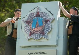 Робітники встановлюють орден "Перемога"