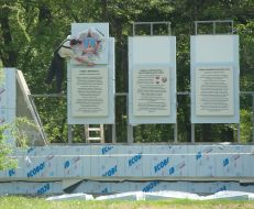 Робітник встановлює орден "Перемога"