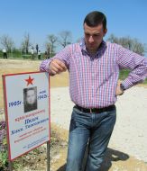 Инар Пкин возле могилы своего деда