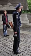 Сотрудник милиции с автоматом