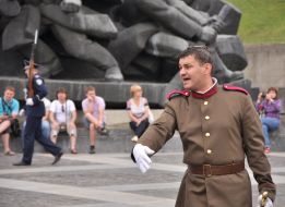 Мужчина в форме солдата