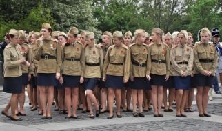 Девушки в форме солдат