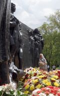 A woman lays flowers to the monument «Victory»