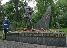Monument to Kozhedub