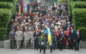 Laying-ons of flowers to the grave of Unknown soldier
