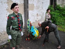 The man puts the icon lamp