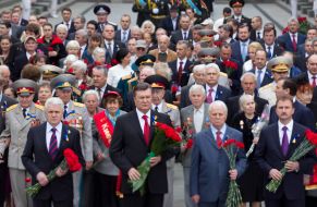 Laying-ons of flowers to the grave of Unknown soldier