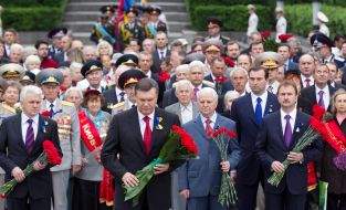 Laying-ons of flowers to the grave of Unknown soldier
