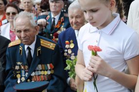 A girl stands near veterans Great Patriotic war