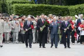 Laying-ons of flowers to the grave of Unknown soldier