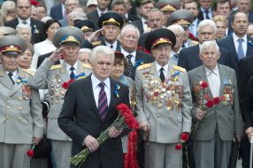 Laying-ons of flowers to the grave of Unknown soldier