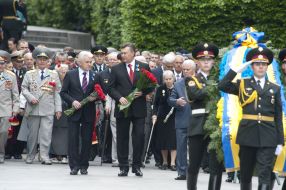 Laying-ons of flowers to the grave of Unknown soldier