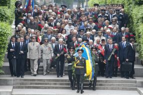 Laying-ons of flowers to the grave of Unknown soldier