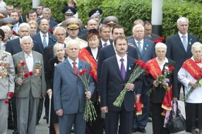 Laying-ons of flowers to the grave of Unknown soldier