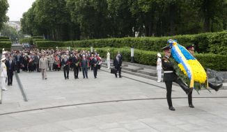 Laying-ons of flowers to the grave of Unknown soldier