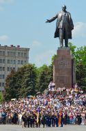 Участники и зрители парада