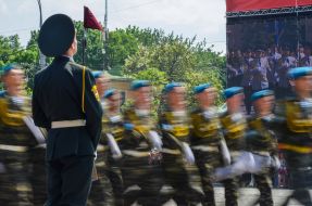 Солдаты почетного караула