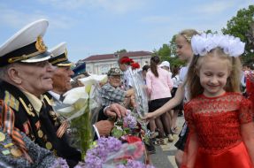 Дети поздравляют ветеранов