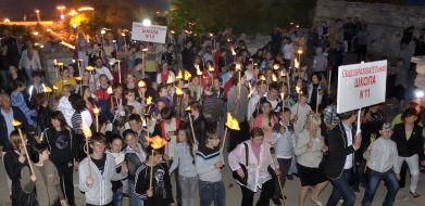 Участники факельного шествия 