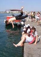 Выпускник прыгает в море