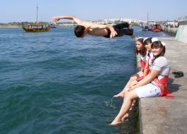 Выпускник прыгает в море