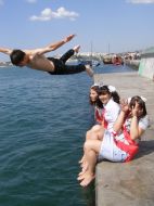 Выпускник прыгает в море