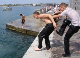 Выпускники купаются в море