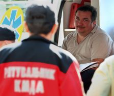 Man which buildings took off from a roof