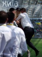 The guard detains the FEMEN activist of motion