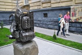 Памятник рюкзаку