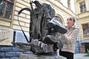 Памятник рюкзаку