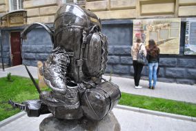 Памятник рюкзаку