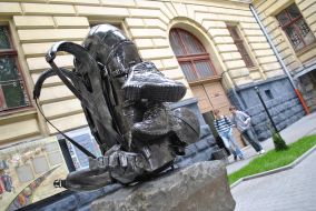 Памятник рюкзаку