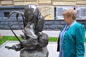 Памятник рюкзаку