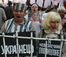 Сторонники оппозиции в тюремных робах