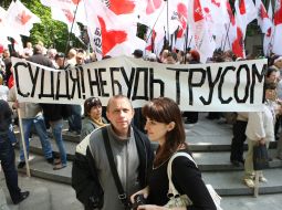 Сторонники оппозиции держат плакат