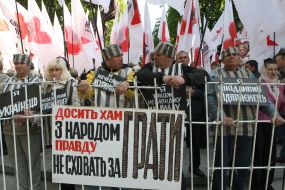 Сторонники оппозиции в тюремных робах