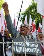 Мужчина в тюремной робе
