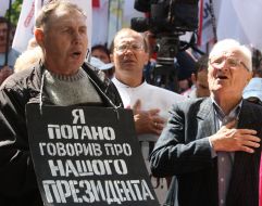 Учстники пикета поют Гимн Украины