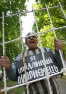 Мужчина в тюремной робе