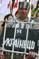 Мужчина в тюремной робе