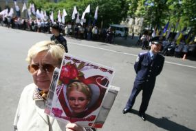 Милиционер возле женщины с портретом Тимошенко