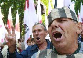 Мужчина в тюремной робе