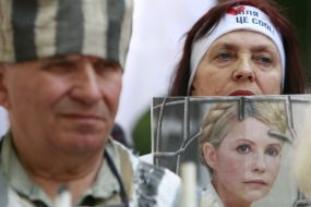 Мужчина в тюремной робе