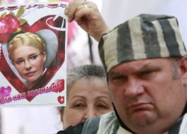 Мужчина в тюремной робе