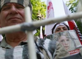 Мужчина в тюремной робе